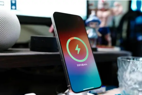 磐石苹果15换屏服务分享用什么充电器给iPhone15充电更好 